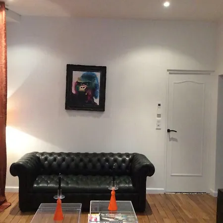 Le Black And White Apartment